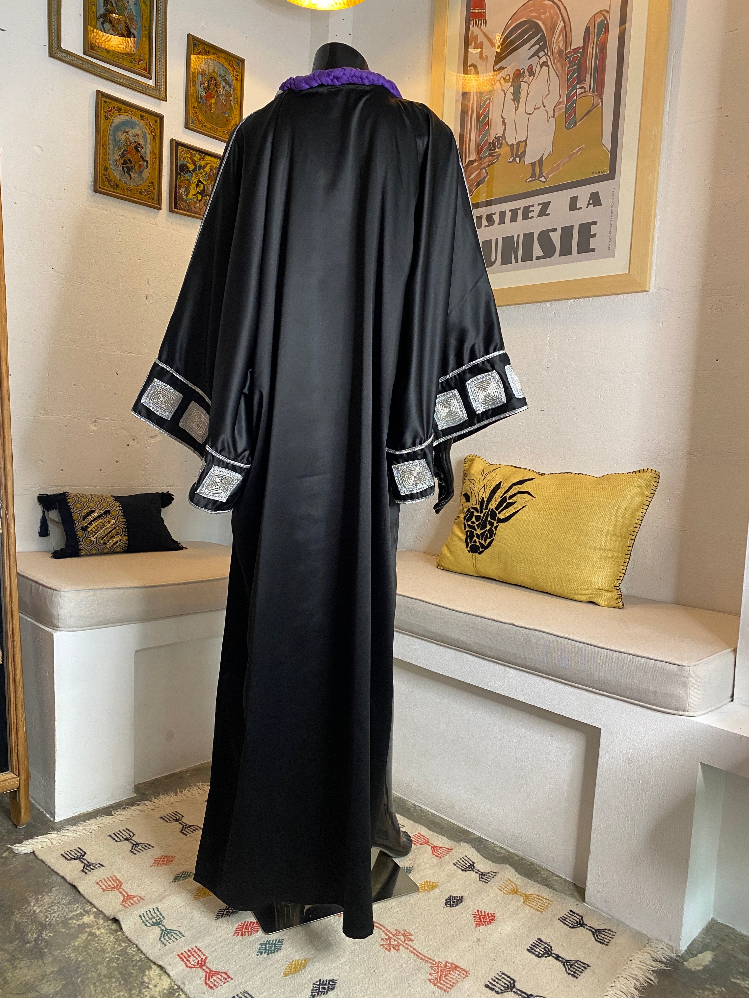 Robe en satin de soie noir avec broderie argentée