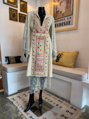Ensemble robe tunique brodée beige avec pantalon en dentelle