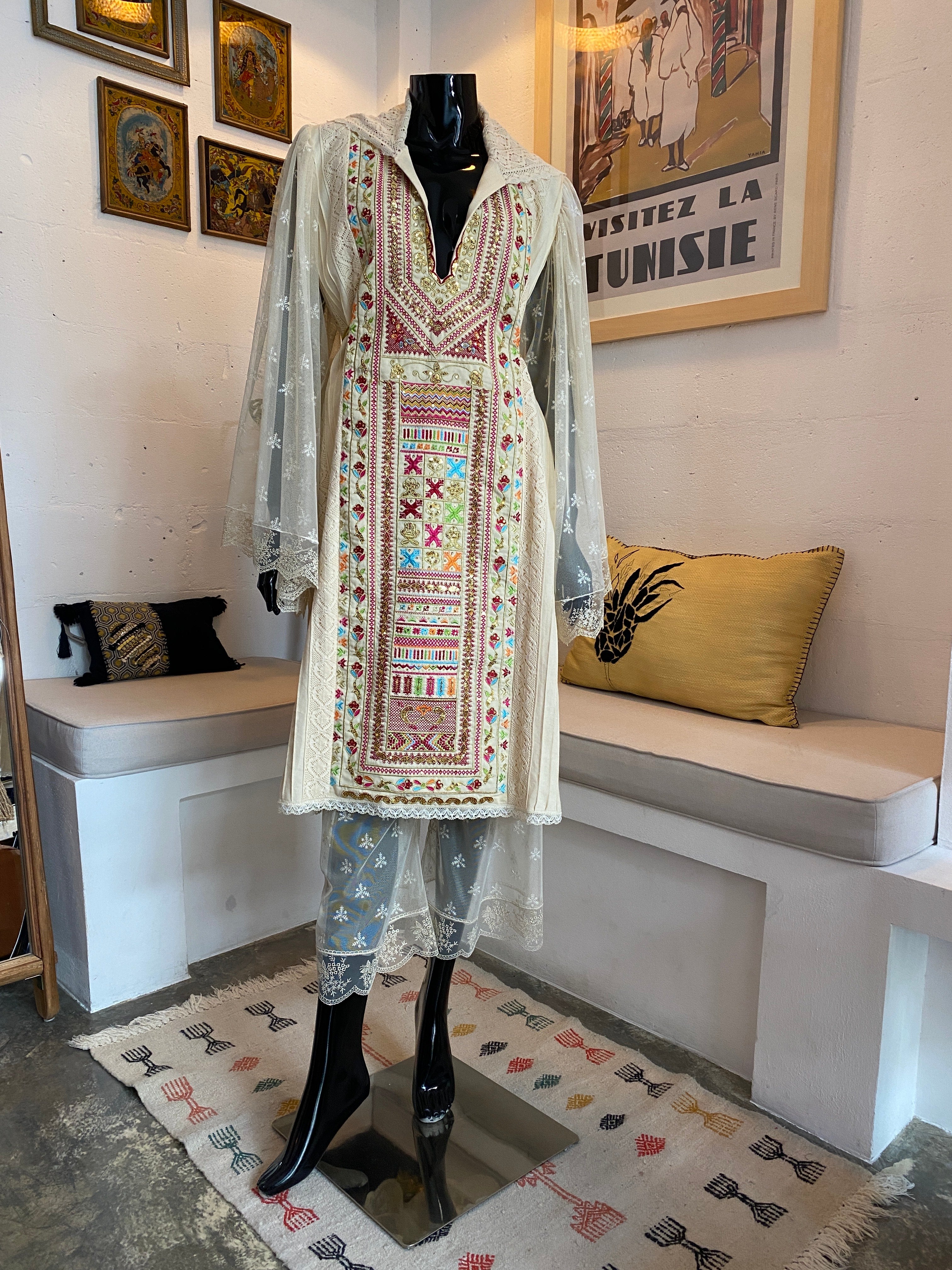 Ensemble robe tunique brodée beige avec pantalon en dentelle