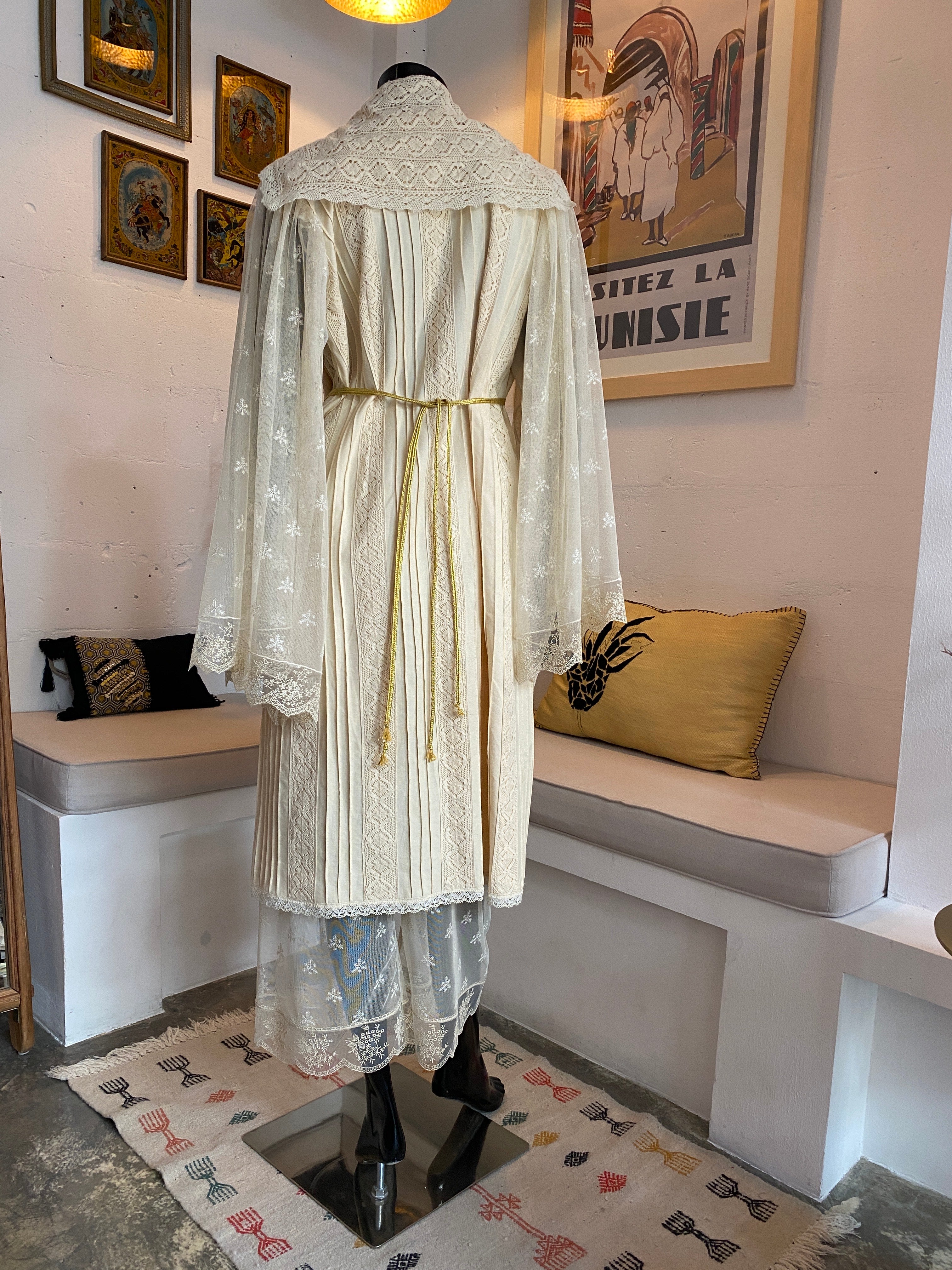 Ensemble robe tunique brodée beige avec pantalon en dentelle