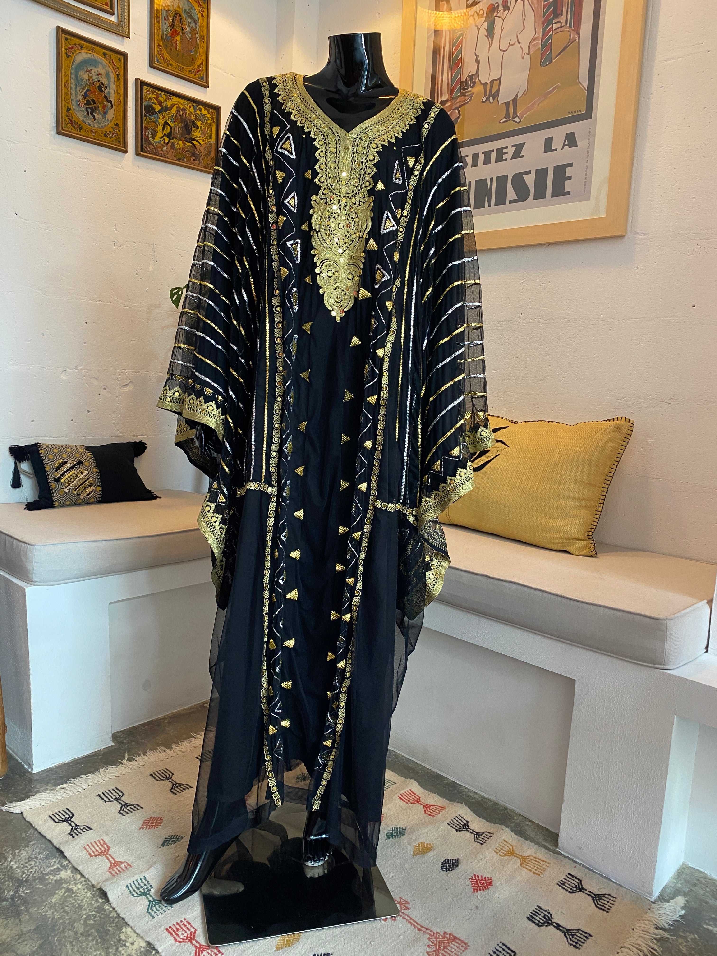 NAQDA TUNISIENNE SUR TULLE THOB BAHREÏNIEN