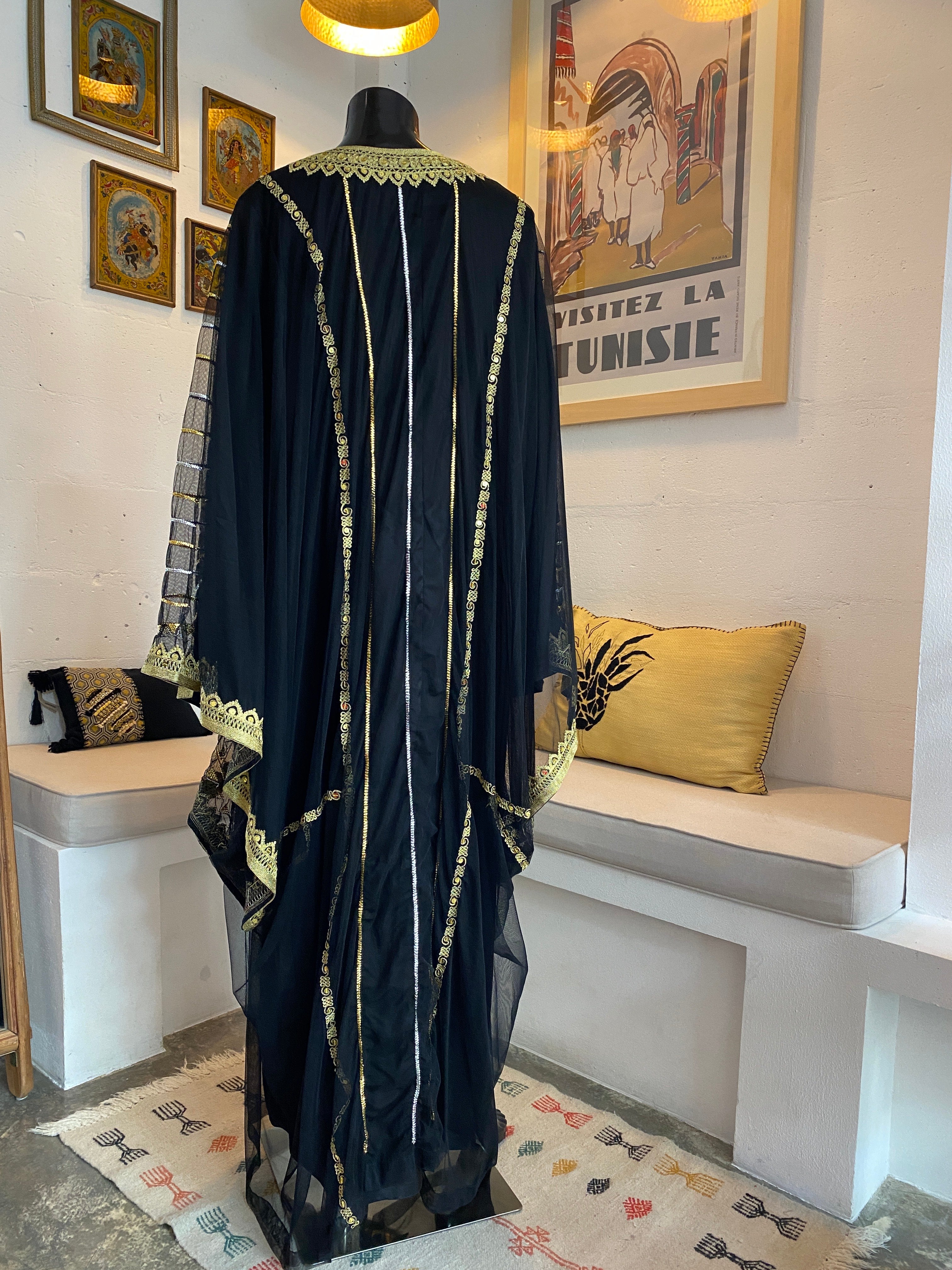 NAQDA TUNISIENNE SUR TULLE THOB BAHREÏNIEN