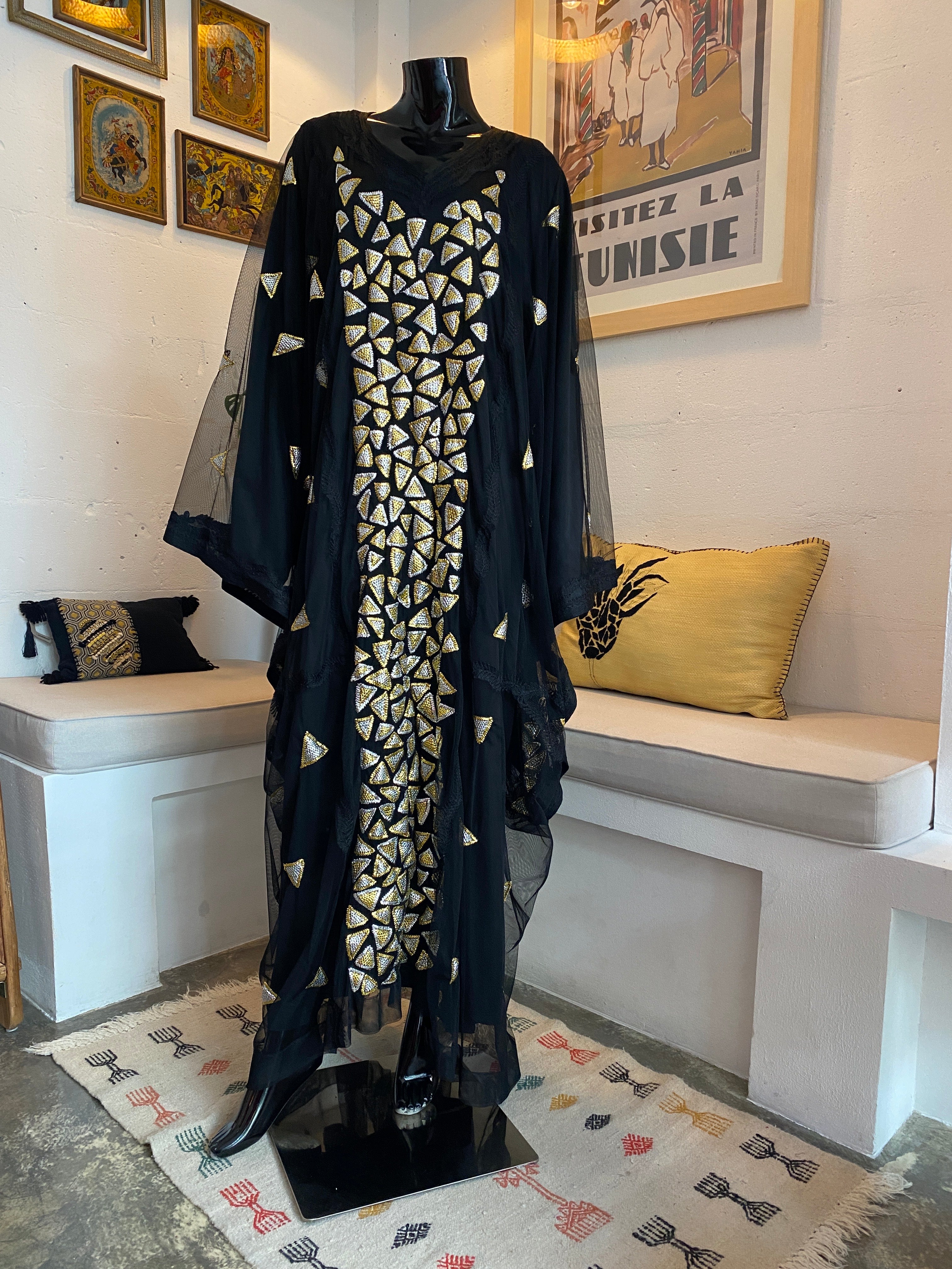 NAQDA TUNISIENNE SUR TULLE THOB BAHREÏNIEN