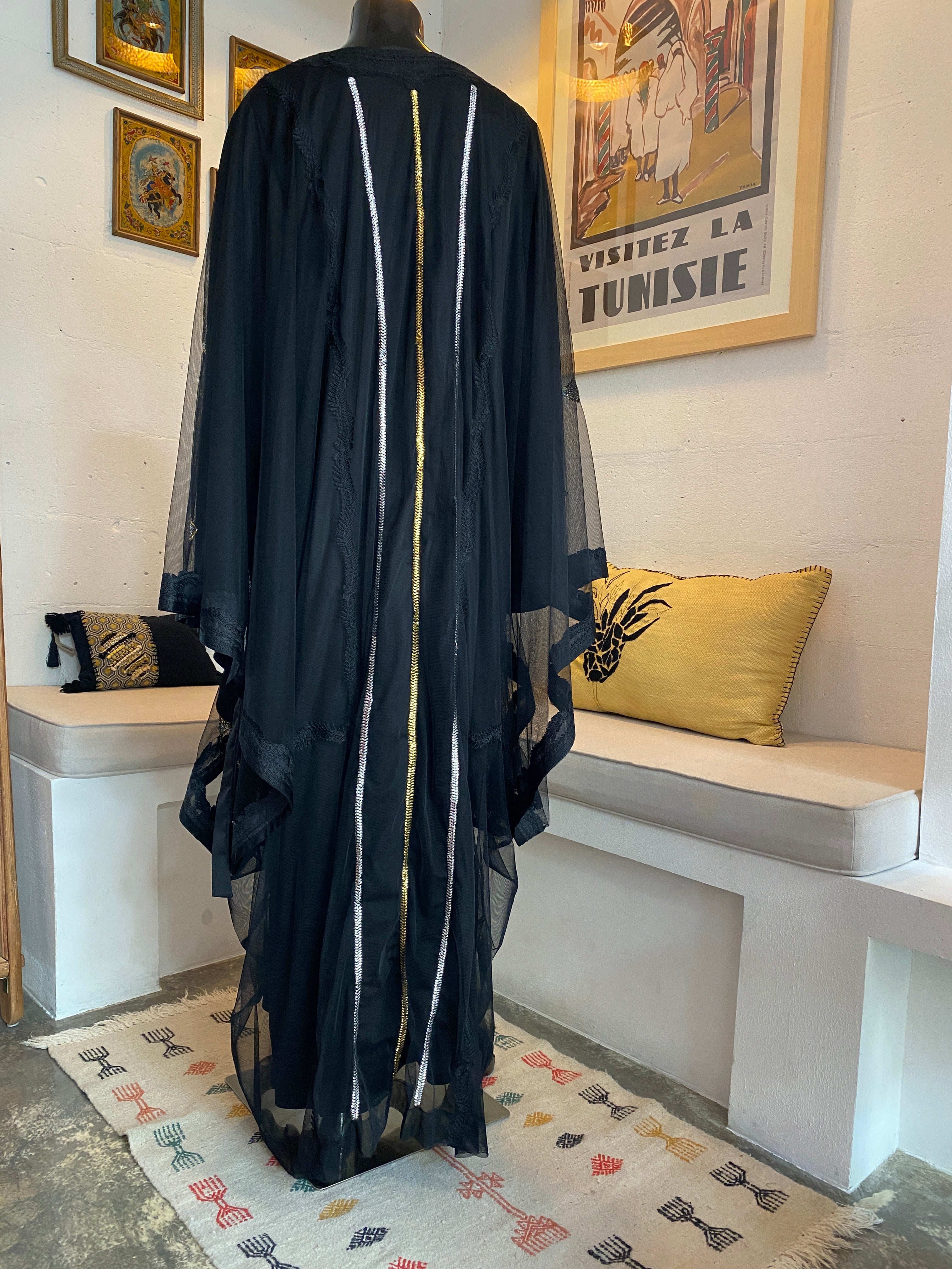NAQDA TUNISIENNE SUR TULLE THOB BAHREÏNIEN