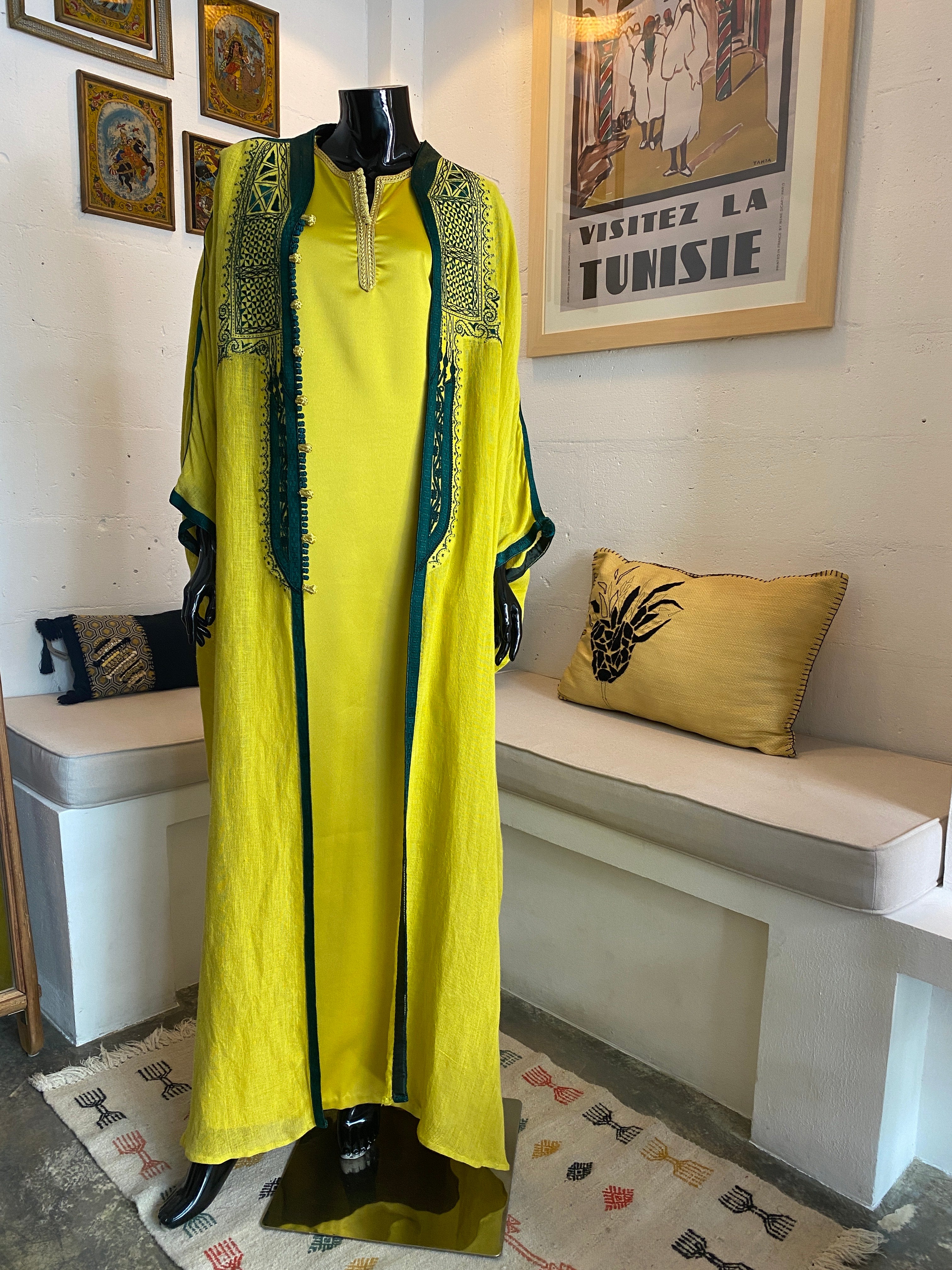Ensemble Jebba jaune avec cape en lin brodée verte