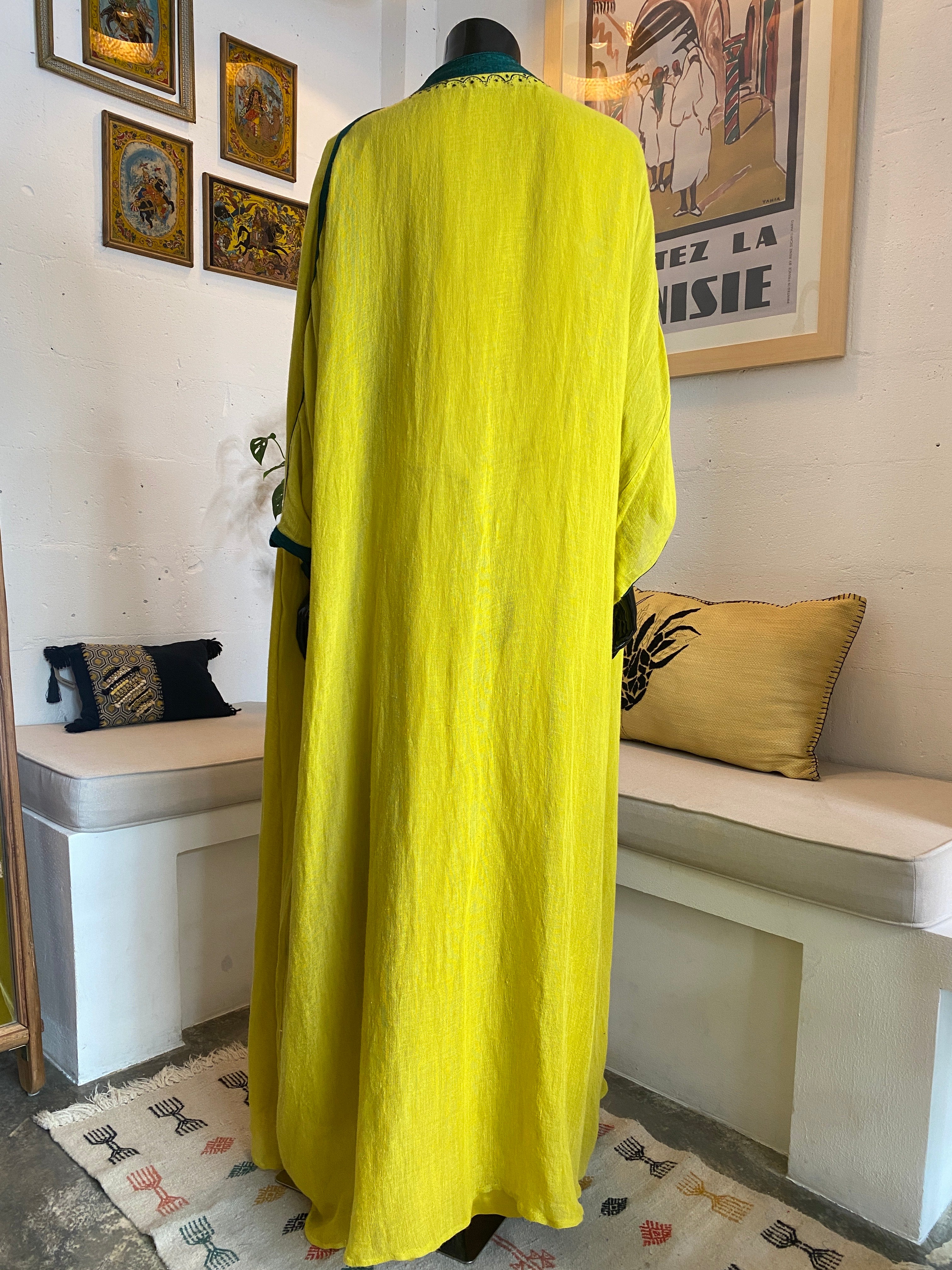 Ensemble Jebba jaune avec cape en lin brodée verte