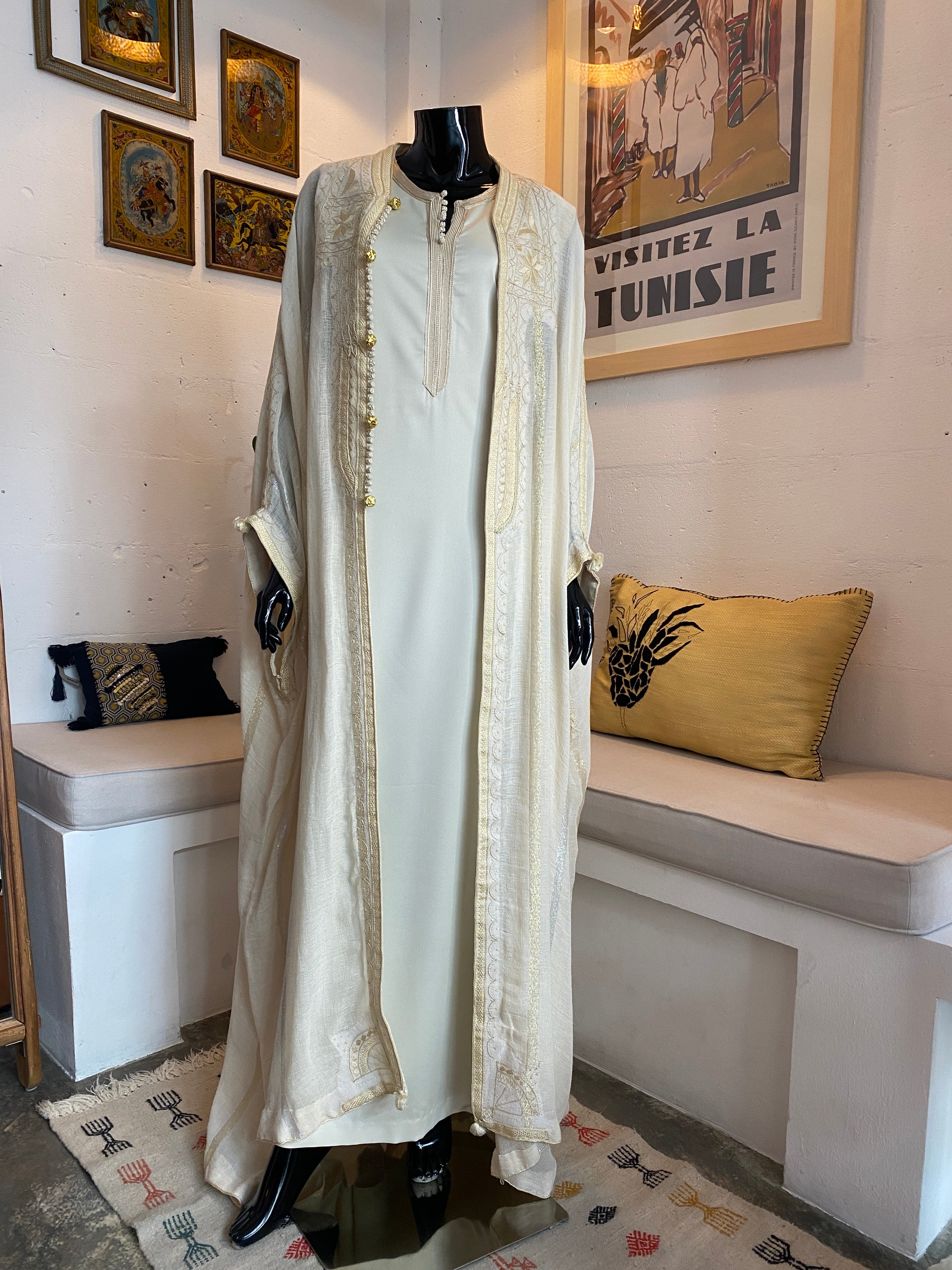 Ensemble Jebba beige avec cape en lin et broderies dorées
