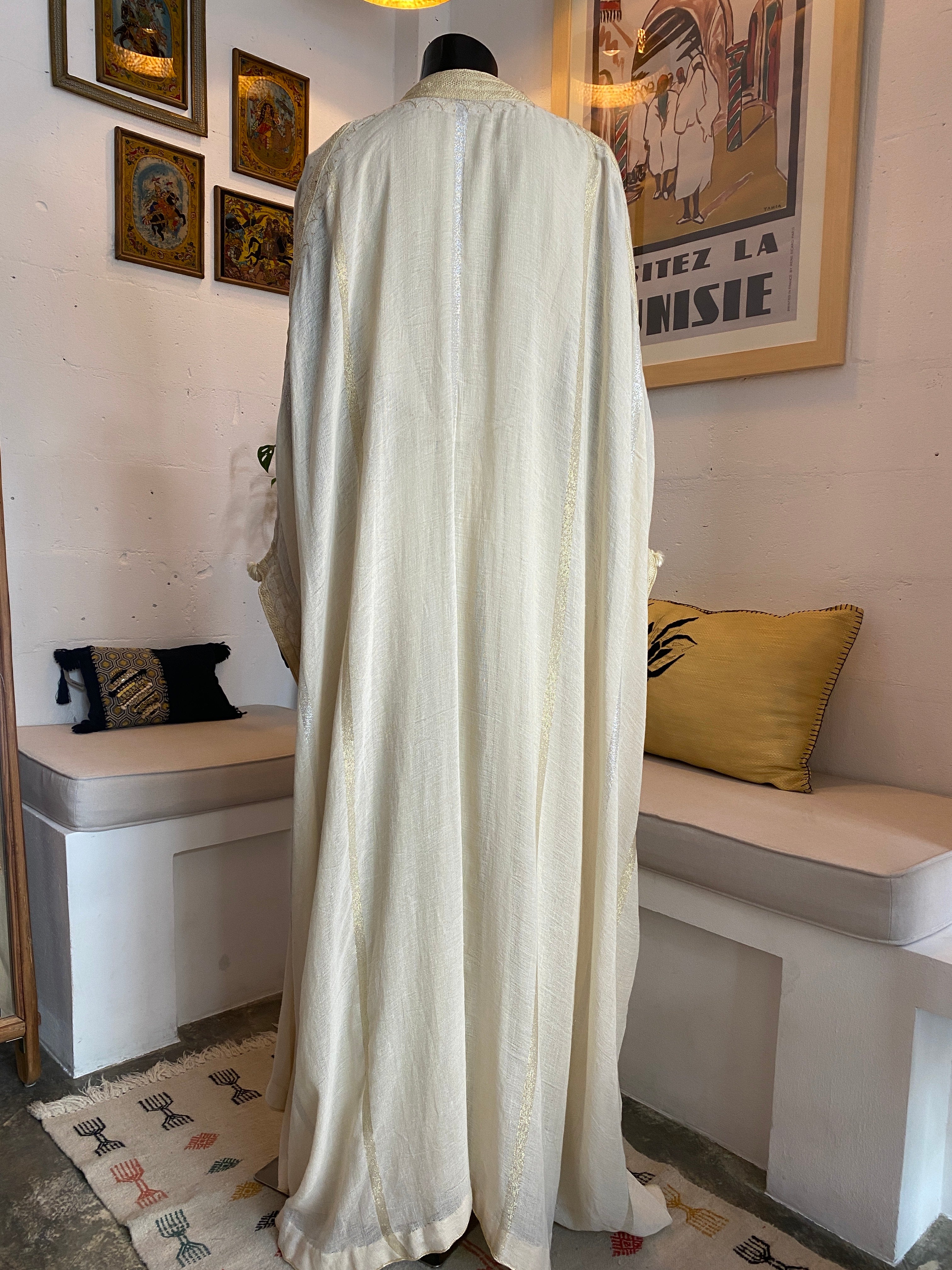 Ensemble Jebba beige avec cape en lin et broderies dorées