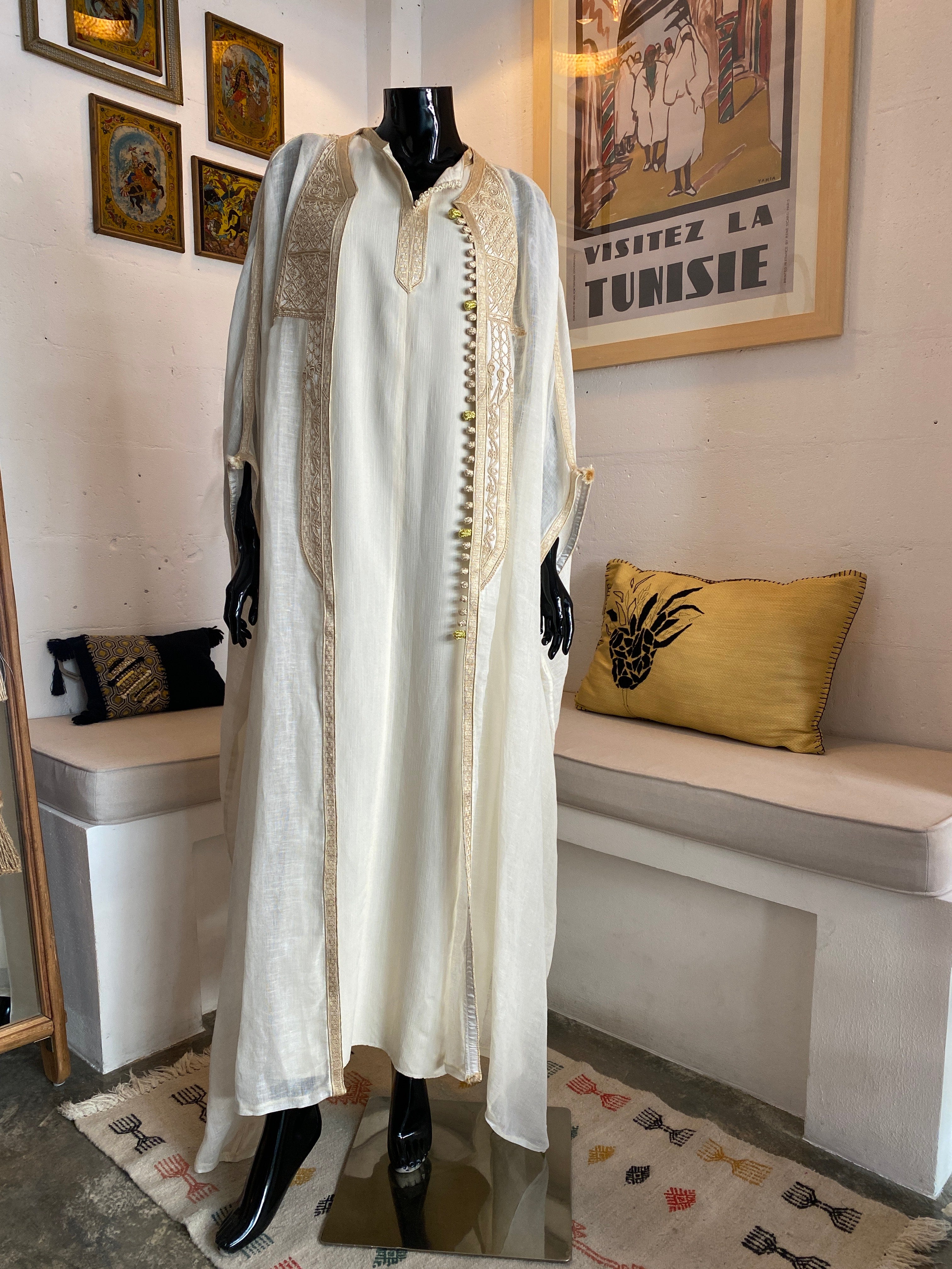 Ensemble Jebba beige avec broderies argentées et dorées et cape en lin