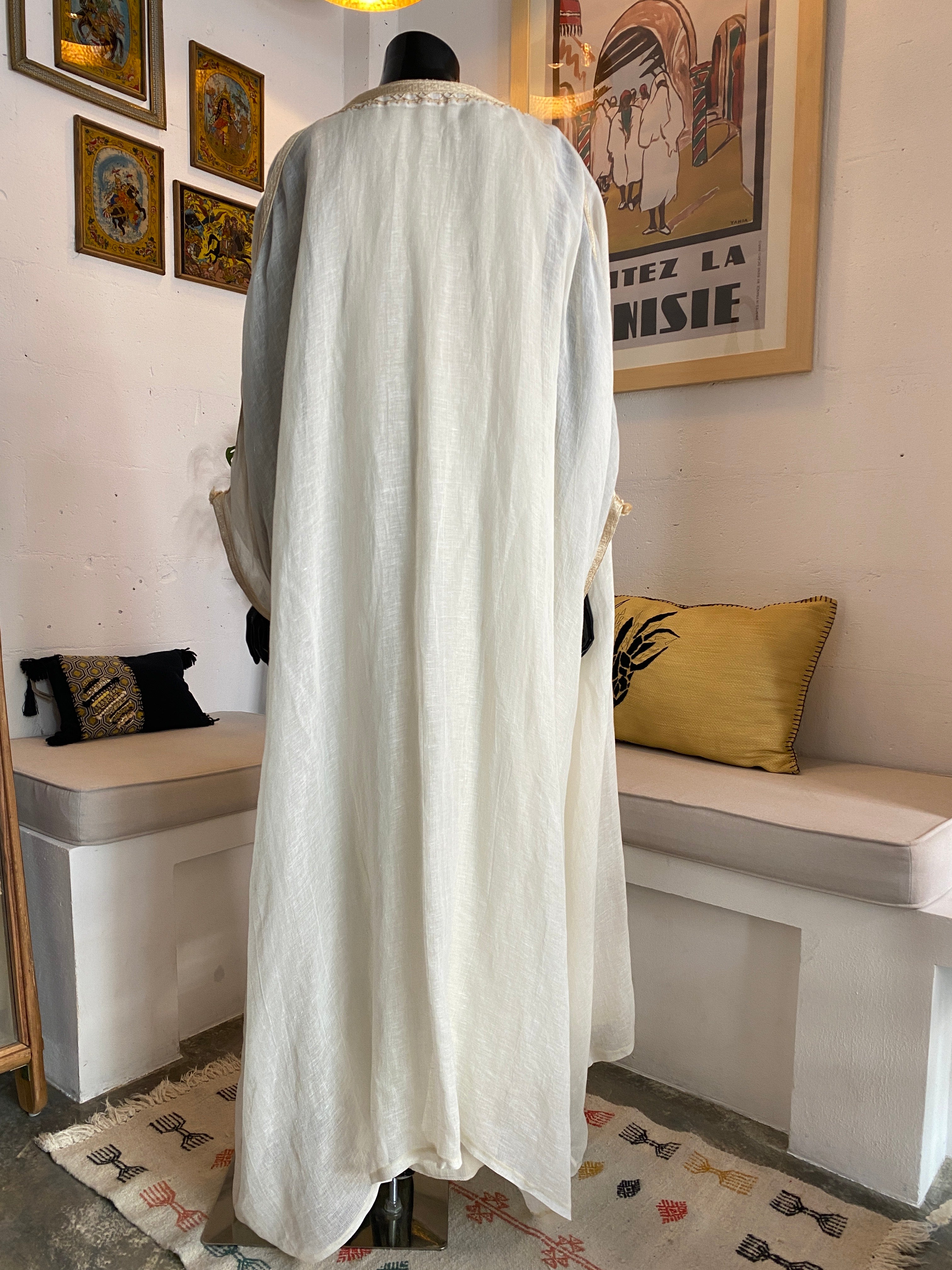 Ensemble Jebba beige avec broderies argentées et dorées et cape en lin