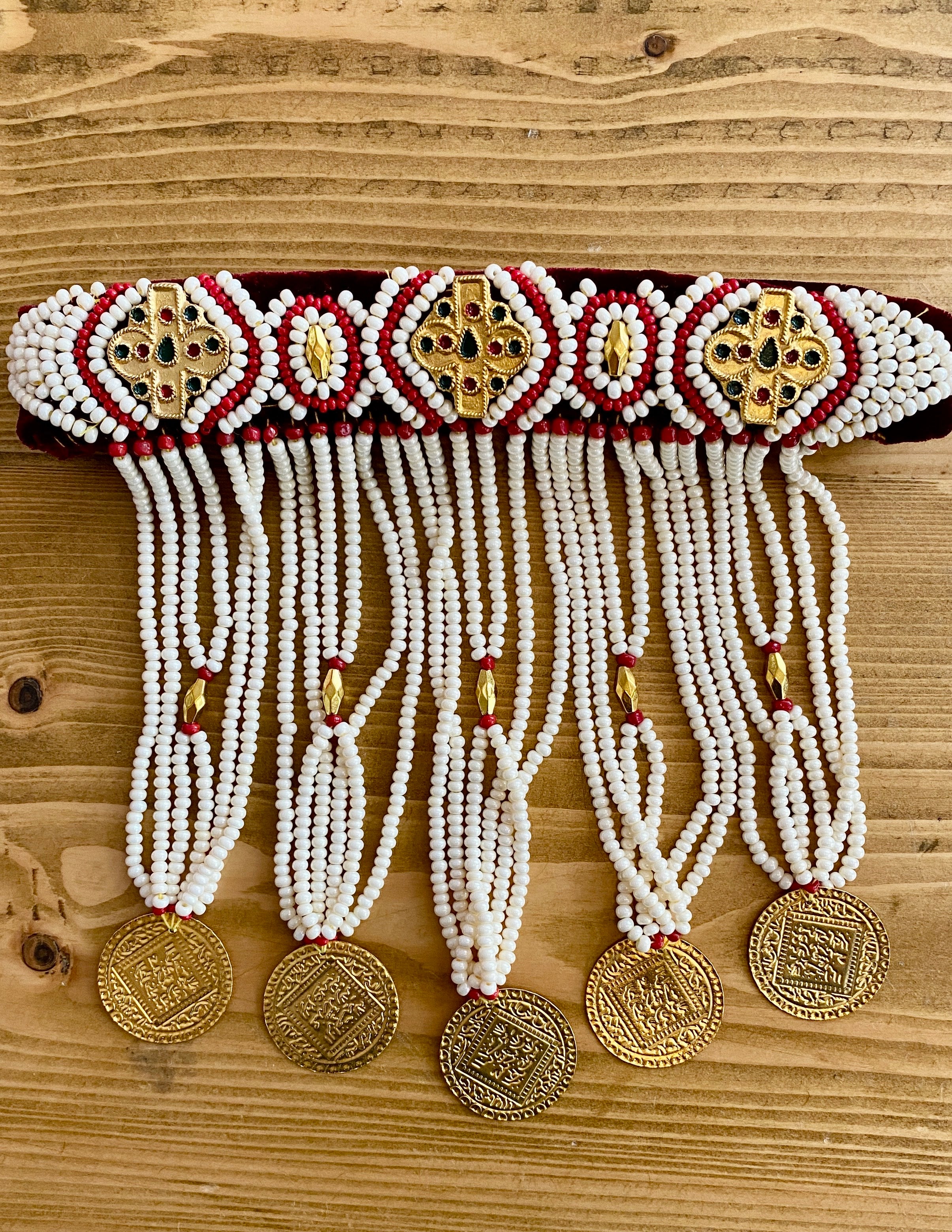 Collier ras du cou Berber Heritage – Perles blanches et pièces d'or