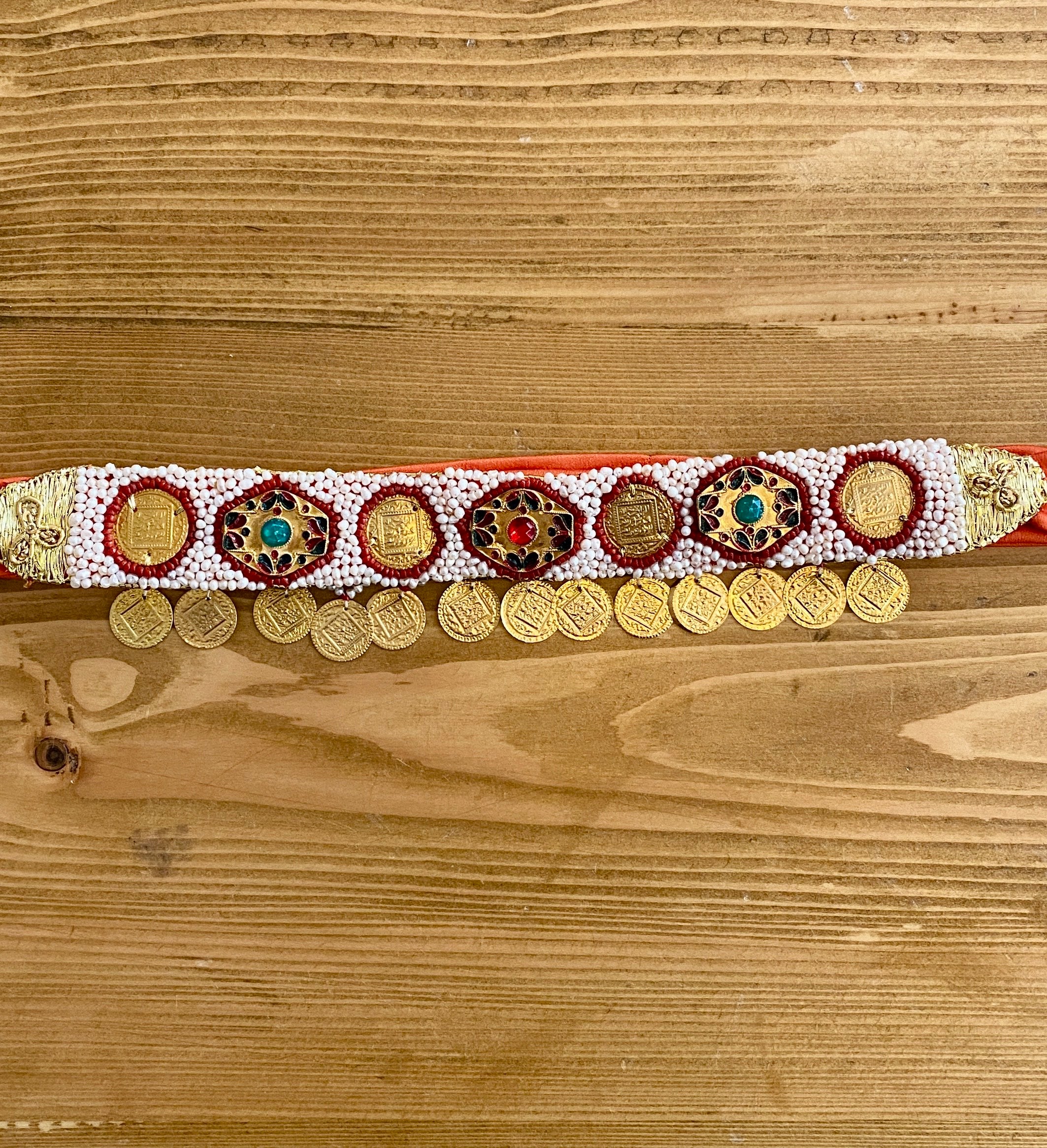 Collier ras du cou traditionnel en pièces de monnaie – Pièce patrimoniale rouge et or